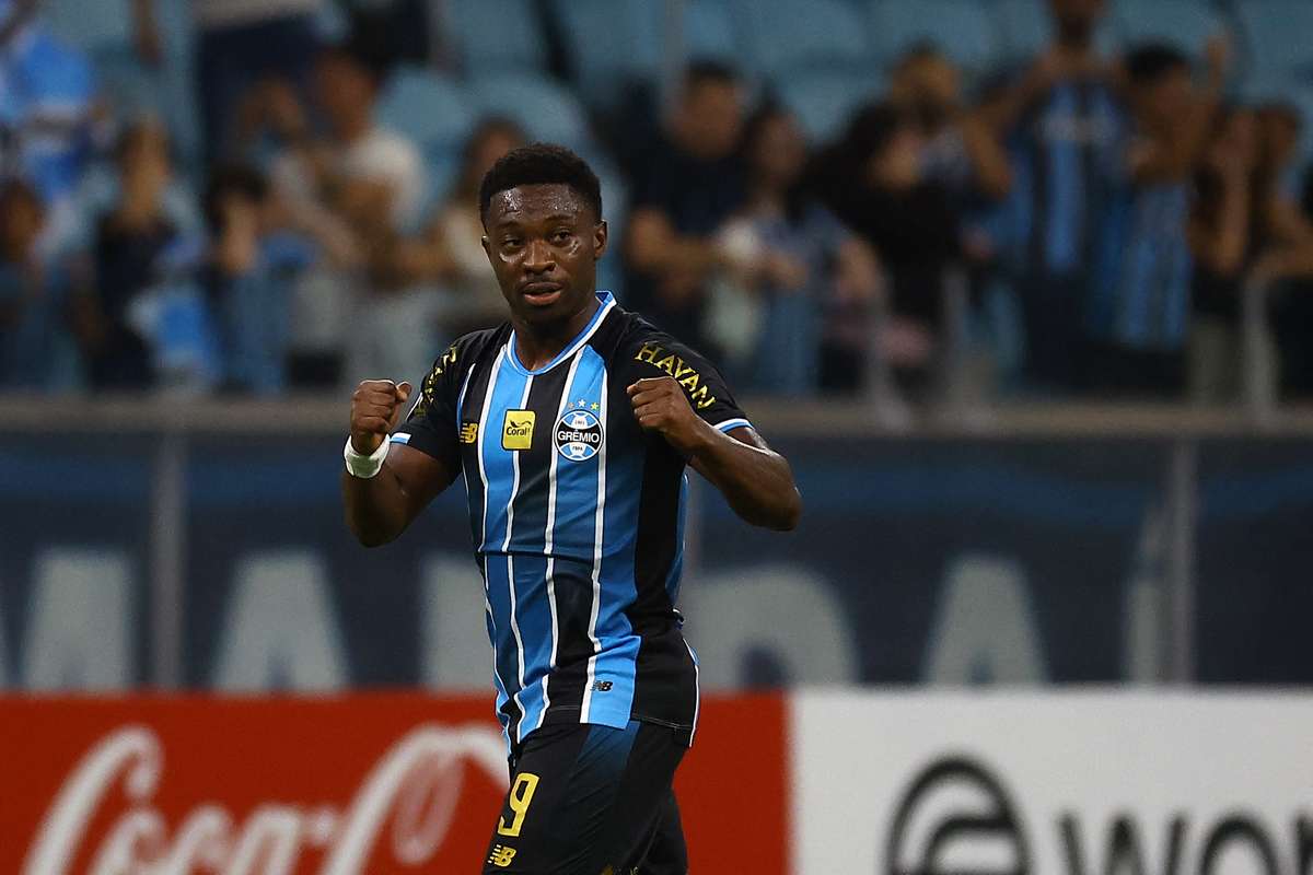 Grémio vence primeiro jogo na Sul-Americana com golo ao cair do pano apesar da expulsão