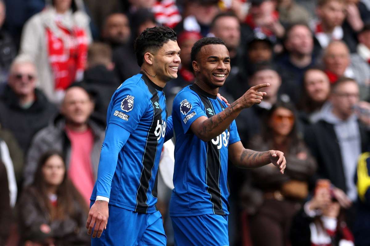 Liverpool et Manchester United rivalisent pour Eli Junior Kroupi