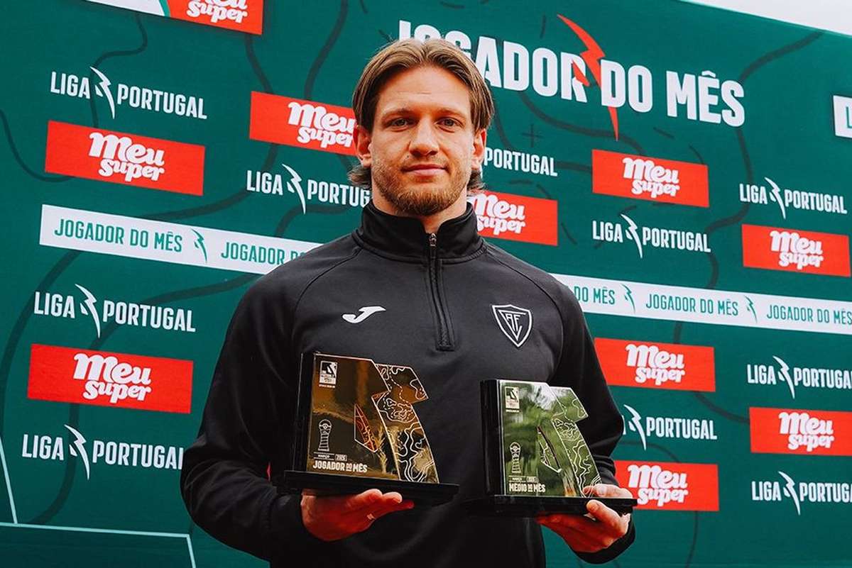Kahraman conquista distinções de médio e melhor jogador do mês na Liga 2: "Vamos lutar ao máximo pela subida"