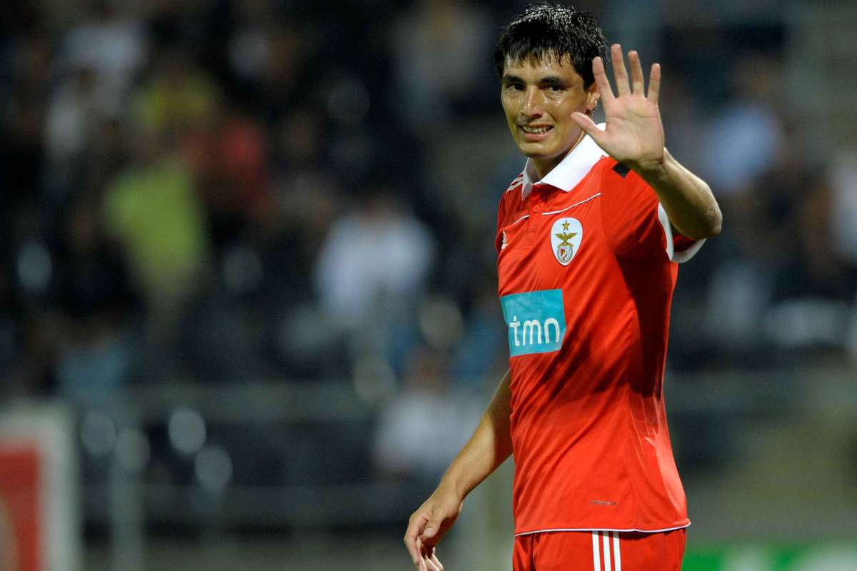 Recorda Óscar Cardozo? Ex avançado do Benfica encerra carreira aos 42 anos