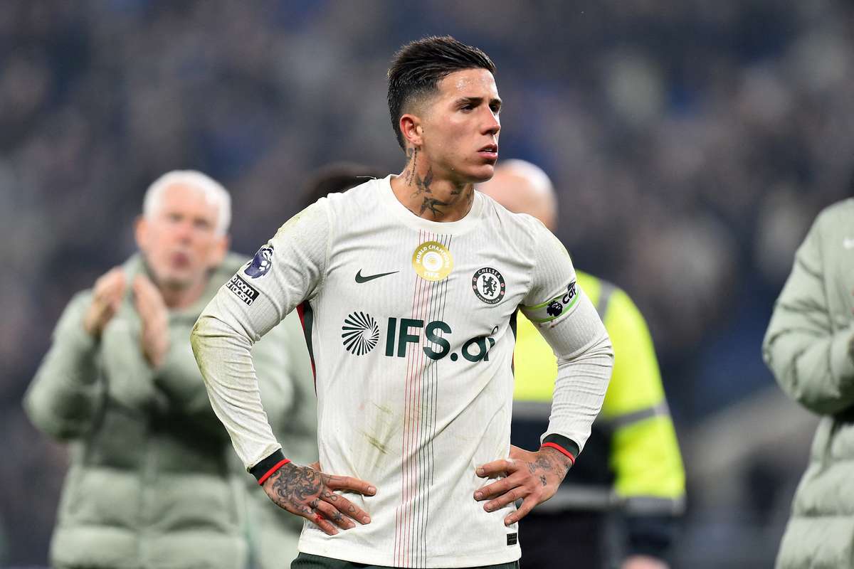 Liam Rosenior confirma que Enzo Fernández pode jogar contra o Manchester United