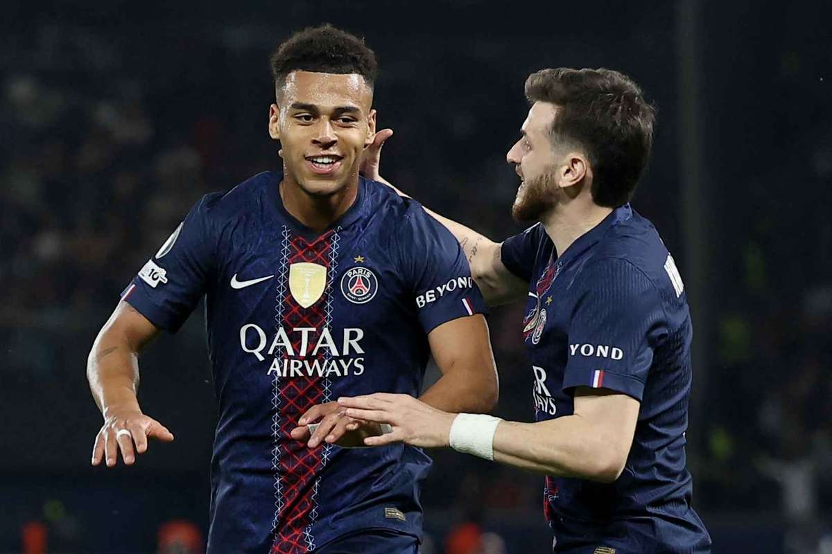 Louis Saha sugere o reforço ideal para o Manchester United: 'Parece um jovem Cristiano Ronaldo'