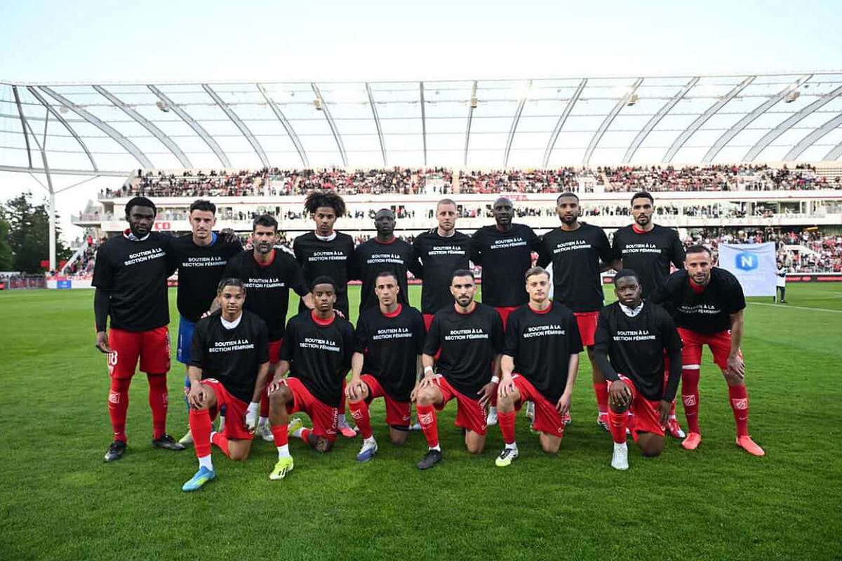 Avant le duel Dijon contre Sochaux, les footballeurs du DFCO marquent leur appui à l'équipe féminine