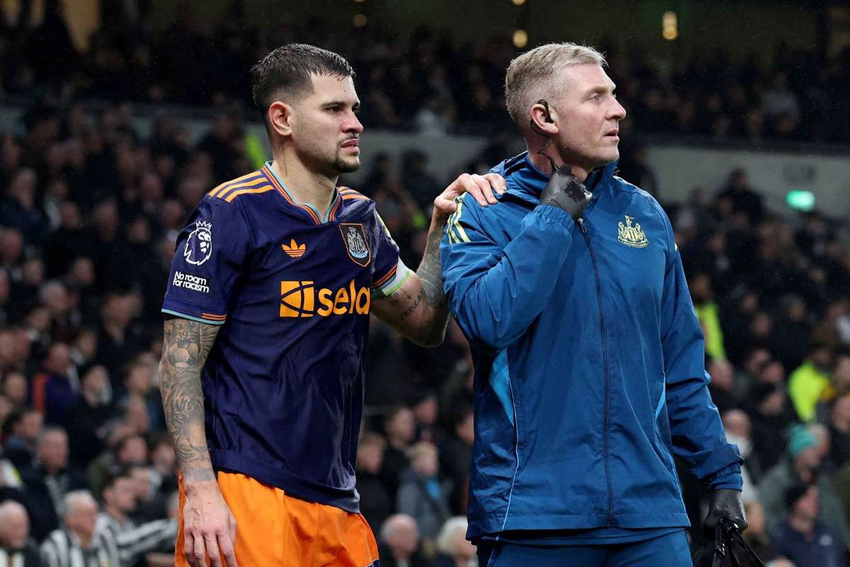 Bruno Guimarães regressa aos treinos após dois meses de lesão