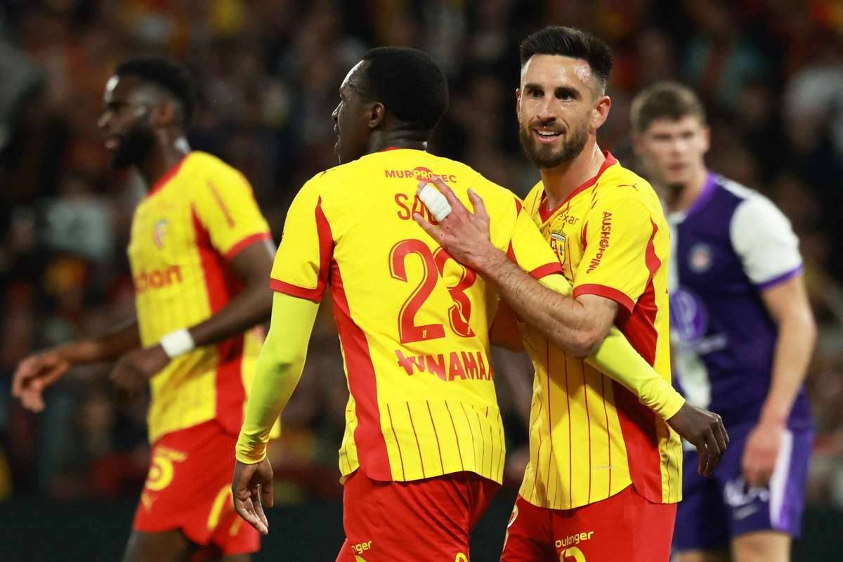 Lens mount stunning comeback from two goals down to defeat 10-man Toulouse and maintain pressure on PSG