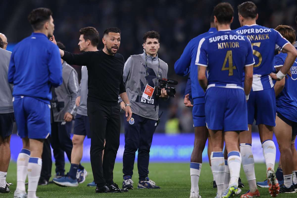 Farioli e a sorte dos postes: "Talvez precisemos de ajustar a barra alguns centímetros"