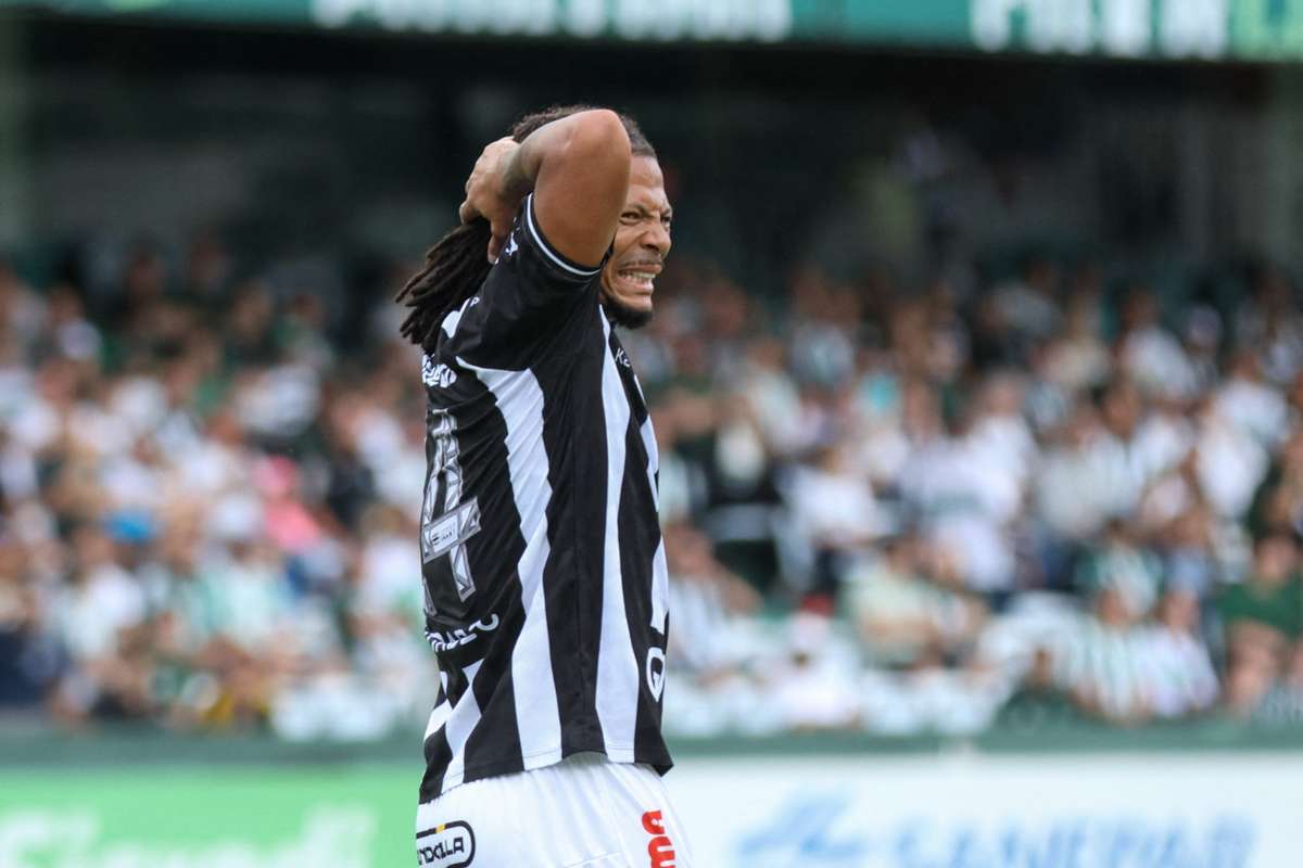 Antigo jogador do Benfica chora e denuncia racismo de torcedor no Brasil: "Disse-me macaco"