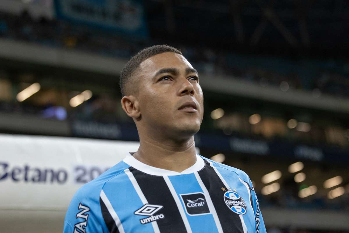 Carlos Vinícius apoia Luís Castro após revés do Grémio e questiona hábito de dispensar treinadores