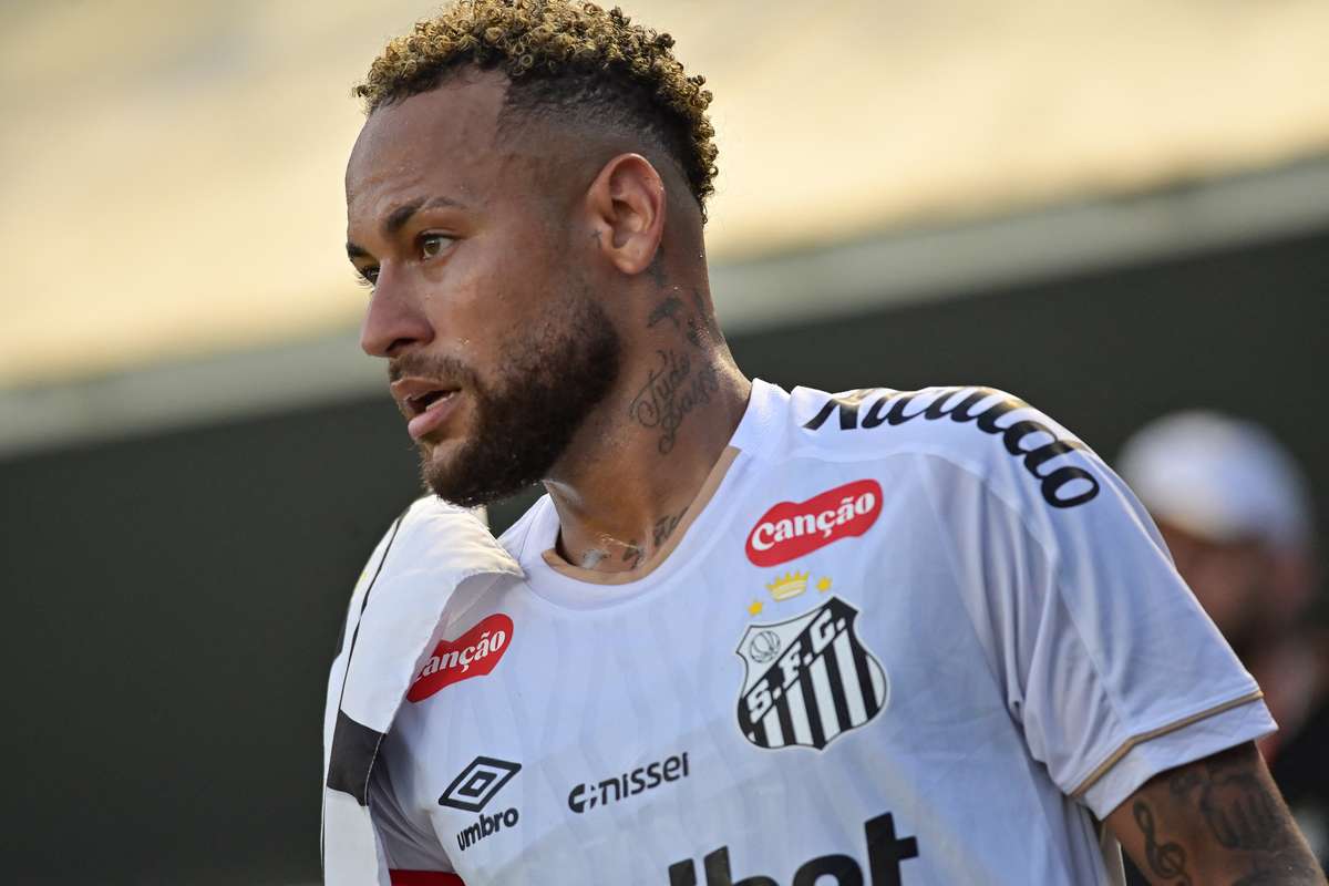 Neymar reage com veemência nas redes sociais rebate as críticas e esclarece o gesto depois da derrota do Santos