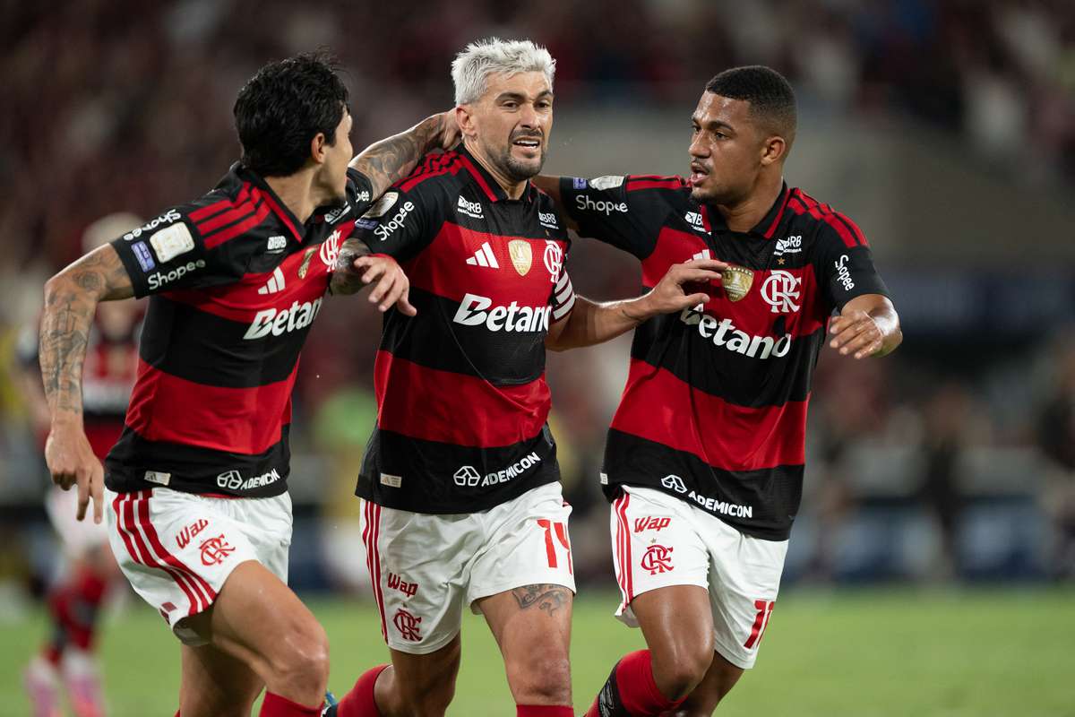 Brasileirão: Flamengo vence Bahia e mantém perseguição ao Palmeiras (2-0)