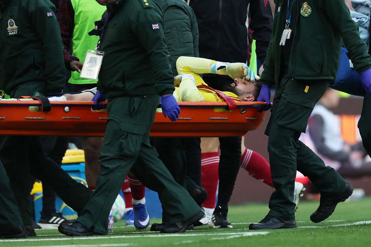 Slot revela que Mamardashvili foi transportado para o hospital depois do dérbi de Merseyside