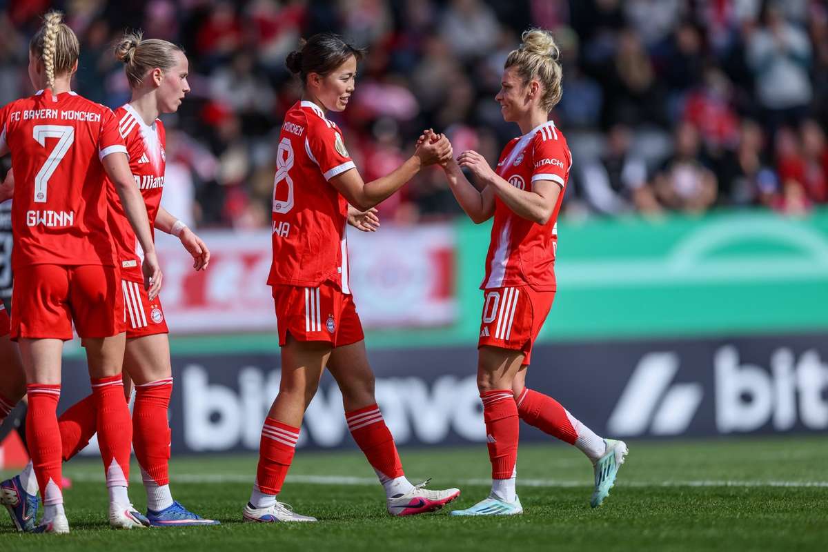 FC Bayern bereitet naechste Meisterfeier vor - Frauen mit Siegball