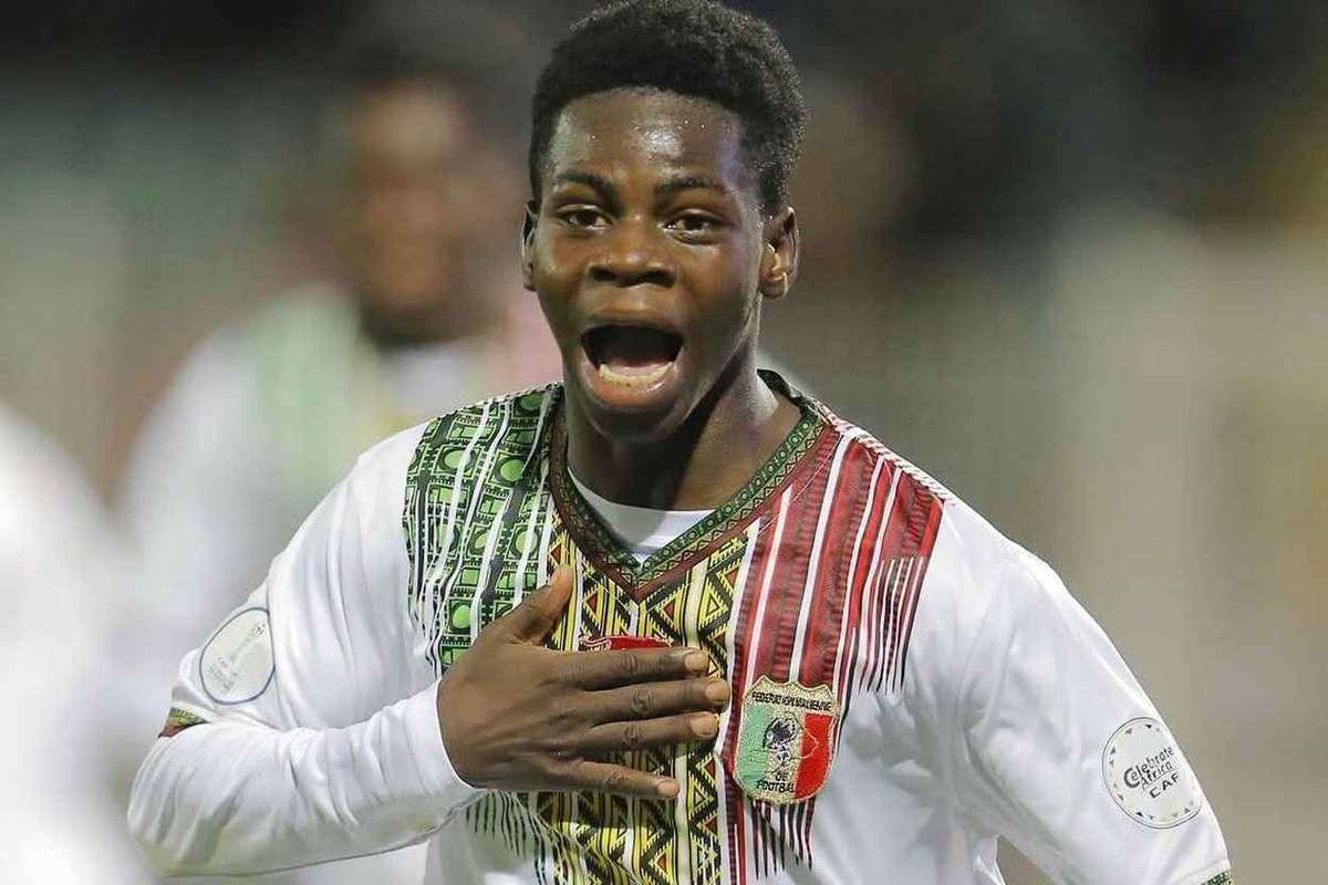 Barcelona à frente do Chelsea na corrida por Seydou Dembélé