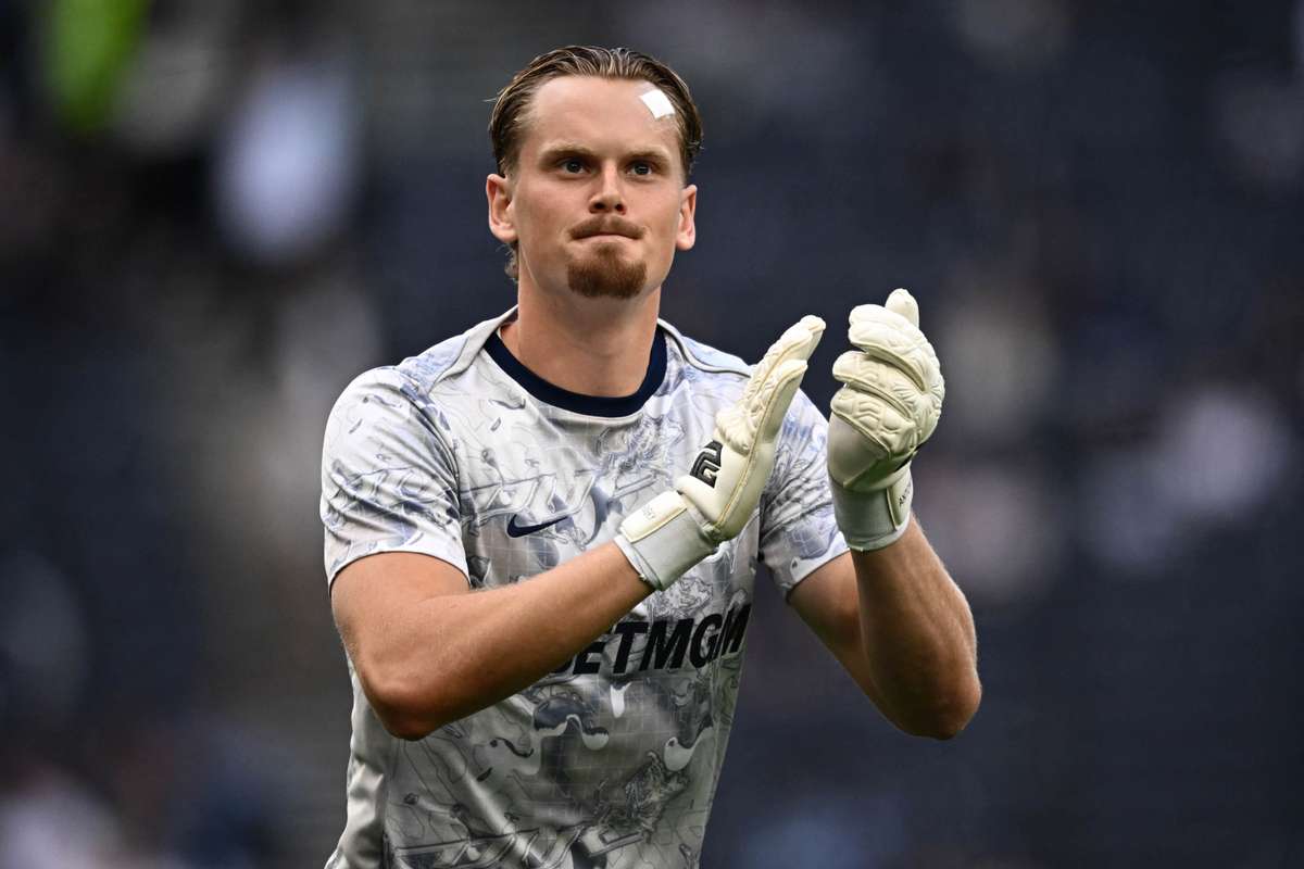 Kinský lida com a realidade cruel no Tottenham: "Precisa de um elo intermédio"