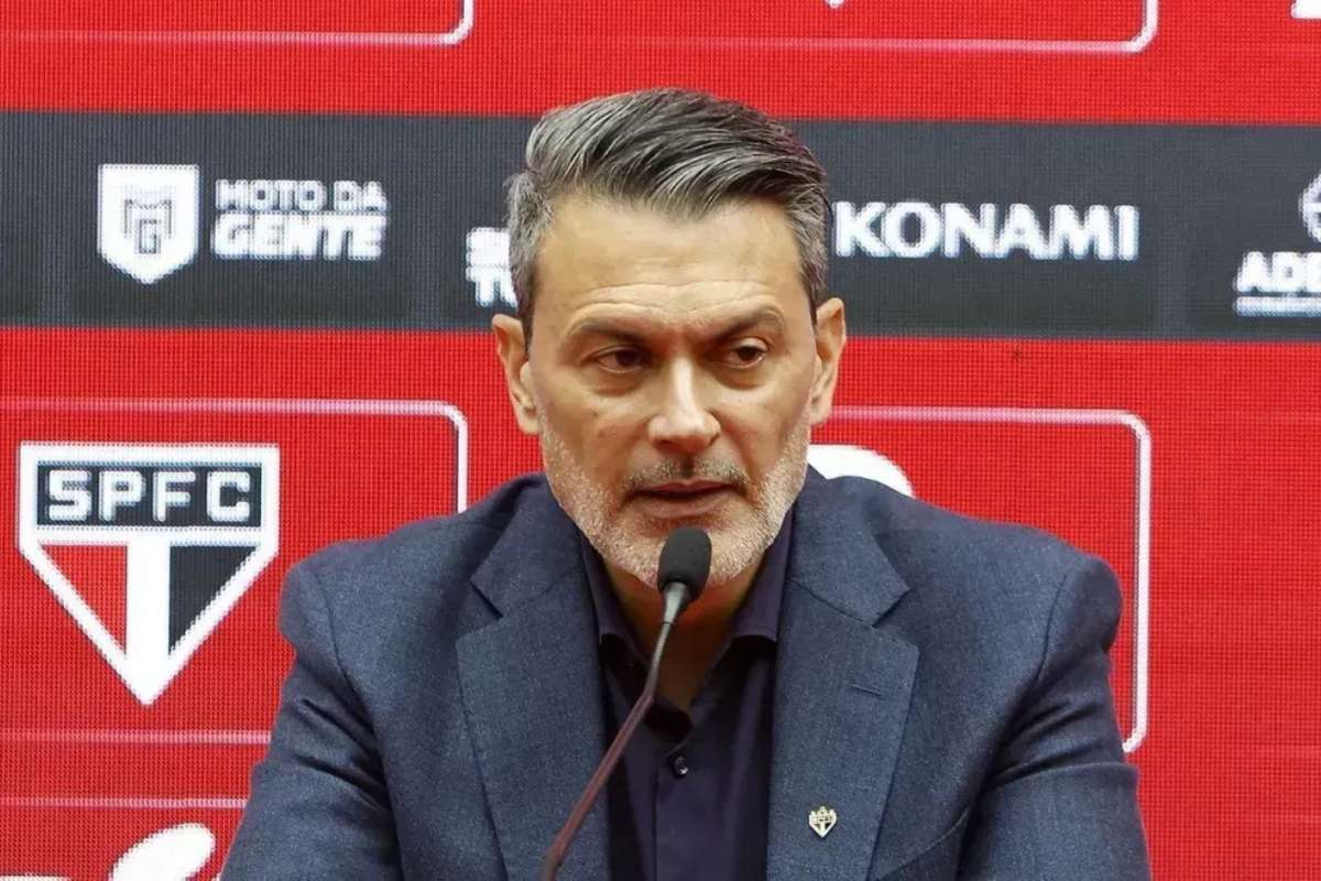 Fãs organizados do São Paulo reclamam demissão de Rui Costa e dialogam com a equipa