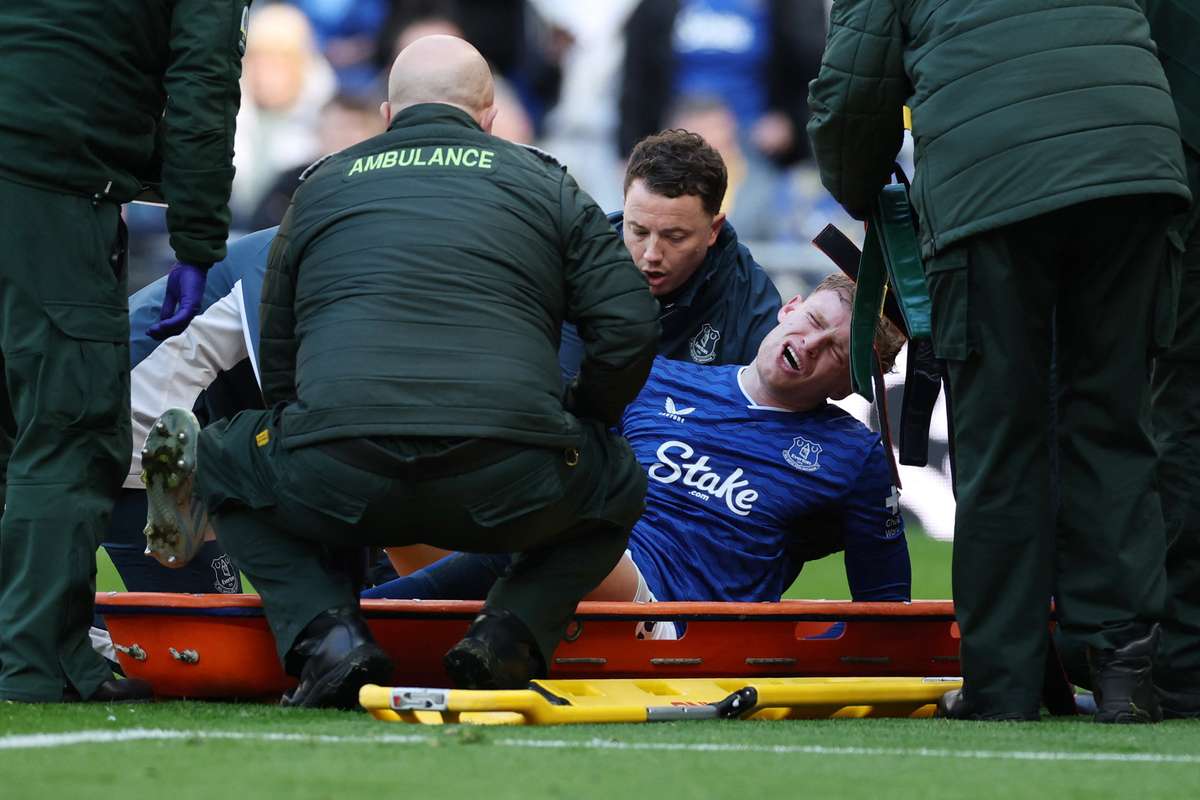 Lesão grave impede Branthwaite do Everton de disputar o Mundial e encerra sua temporada