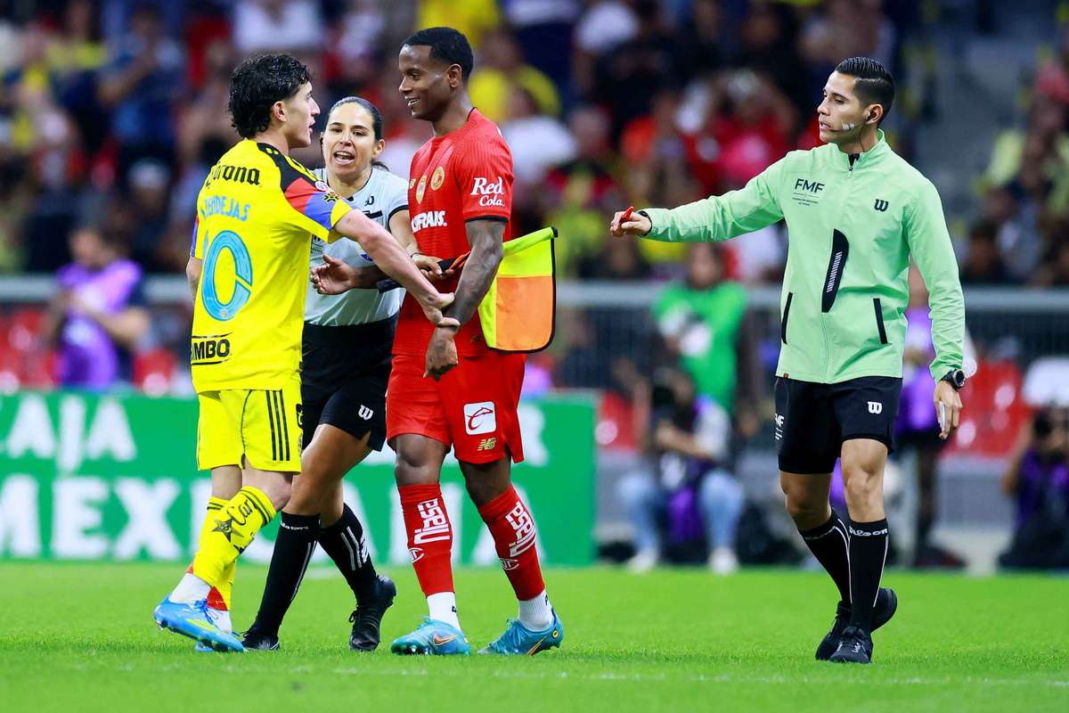 El Toluca de México acusa actos racistas contra el jugador brasileño Helinho