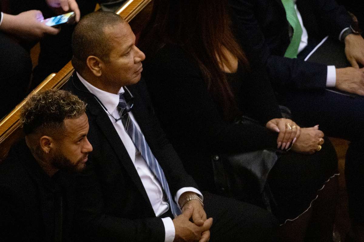 Justiça espanhola absolve Neymar em caso de corrupção no Barcelona