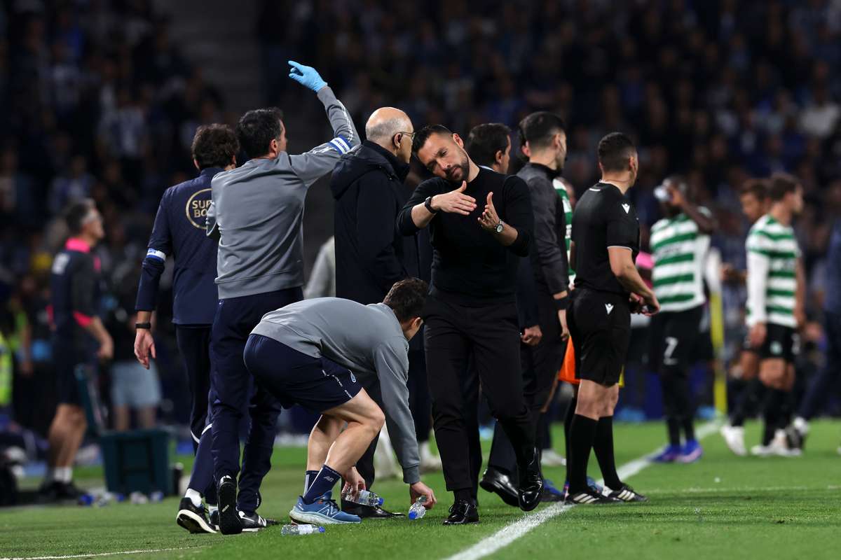 Farioli critica atrasos e decisões arbitrais mas afirma que o FC Porto regressou