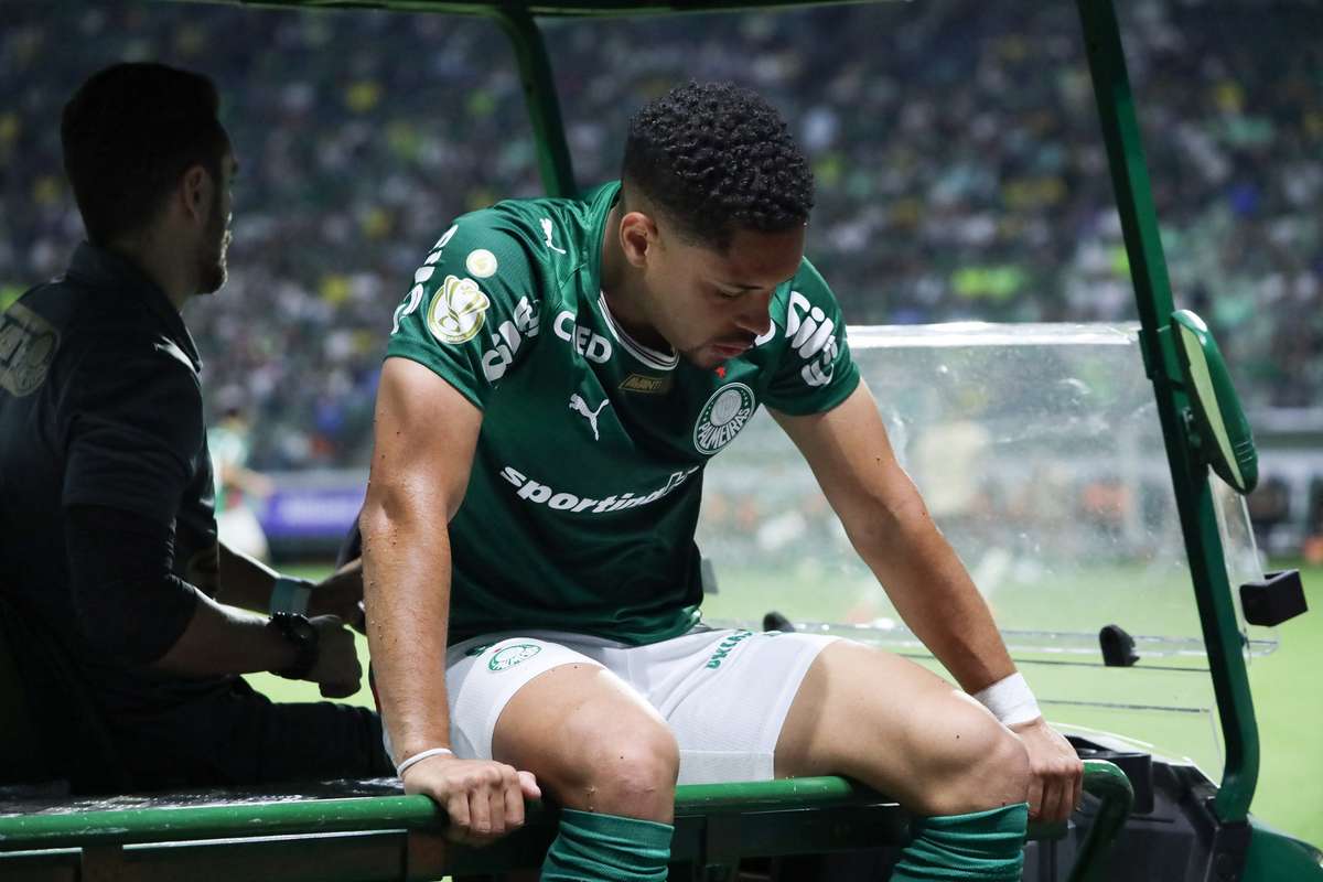 Vítor Roque abandona o relvado aos 15 minutos no regresso ao onze inicial do Palmeiras