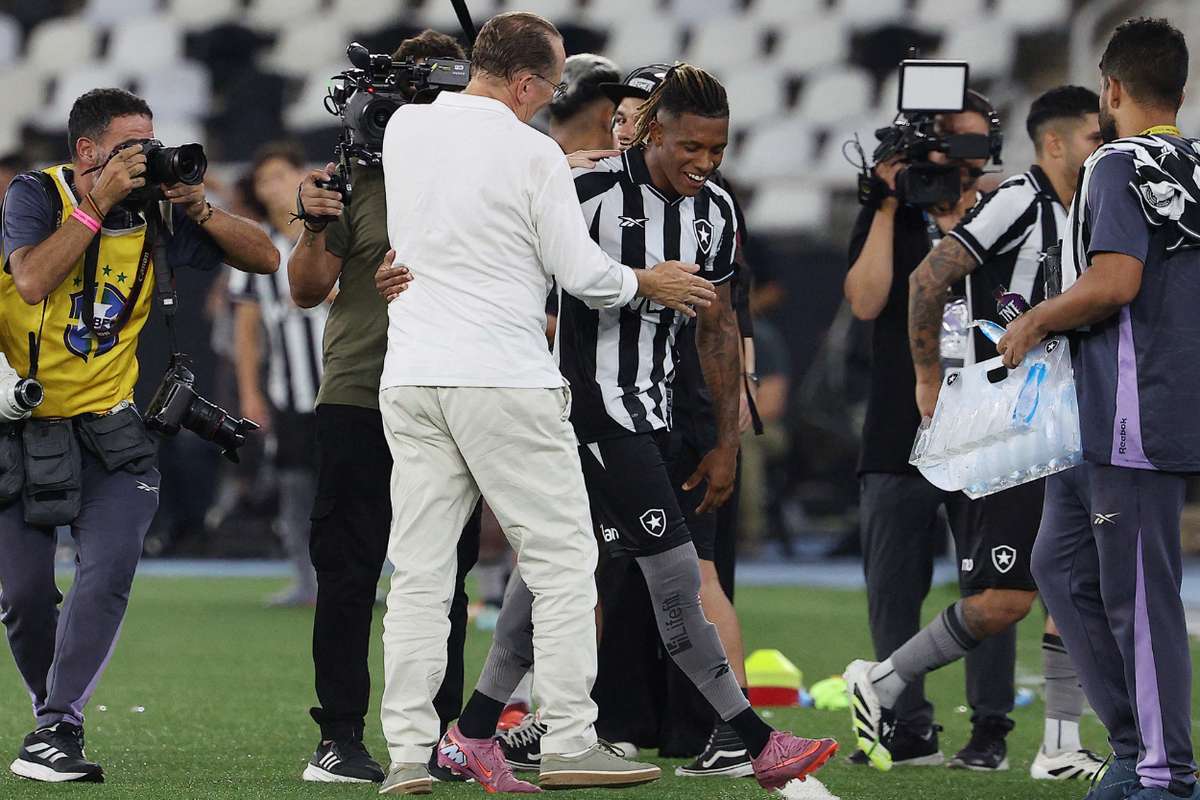 Textor garante salários em dia e explica recuperação judicial ao plantel do Botafogo
