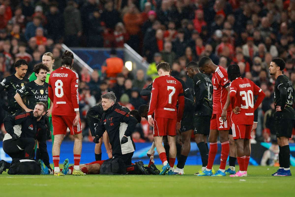 Lintervention sur Ekitike s'est deroulee favorablement, la phase de readaptation sera etendue, affirme Arne Slot