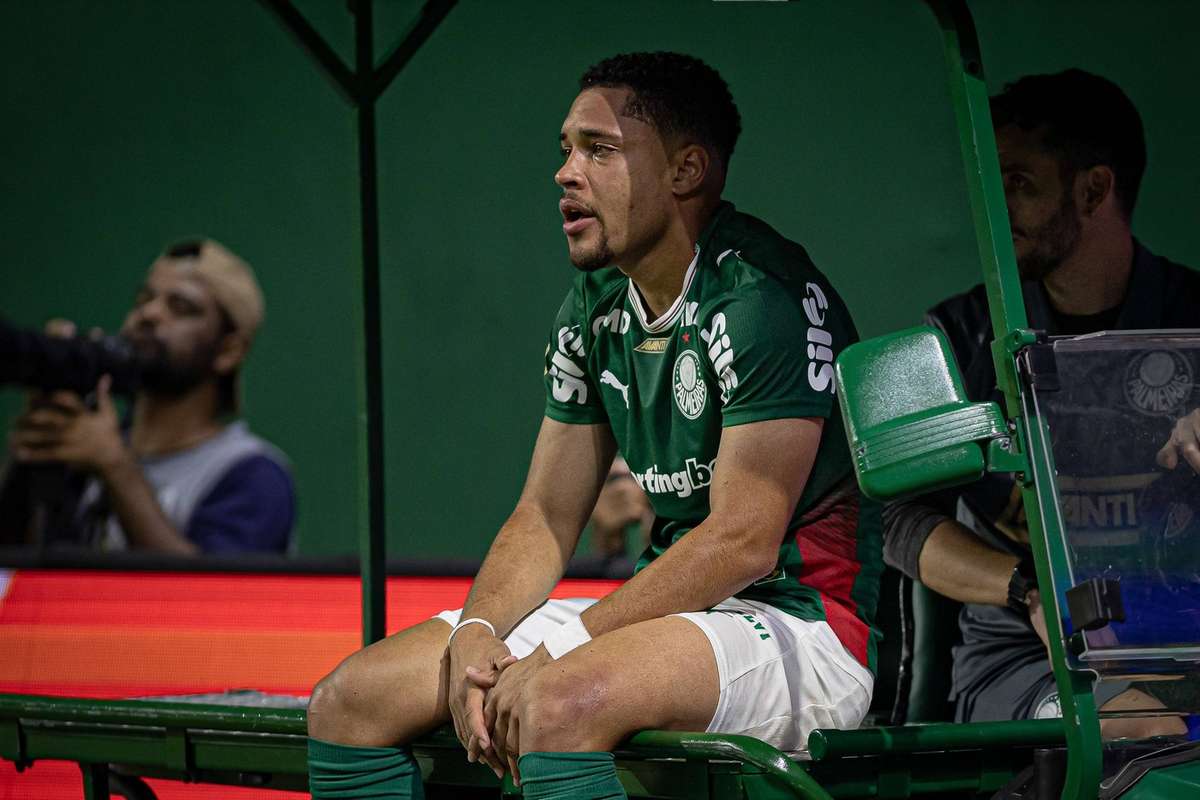 Vítor Roque enfrenta operação cirúrgica e fica fora do Palmeiras por vários meses