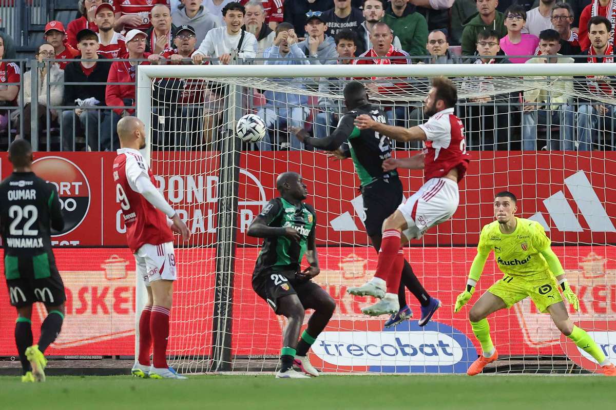 Ligue 1: Lens vira o jogo com três golos e empata frente ao Brest (3-3)