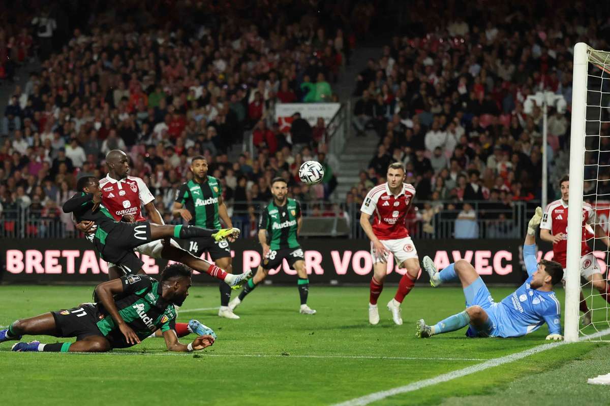 Mené 3-0 à la mi-temps, Lens égalise face à Brest et offre une ouverture au PSG