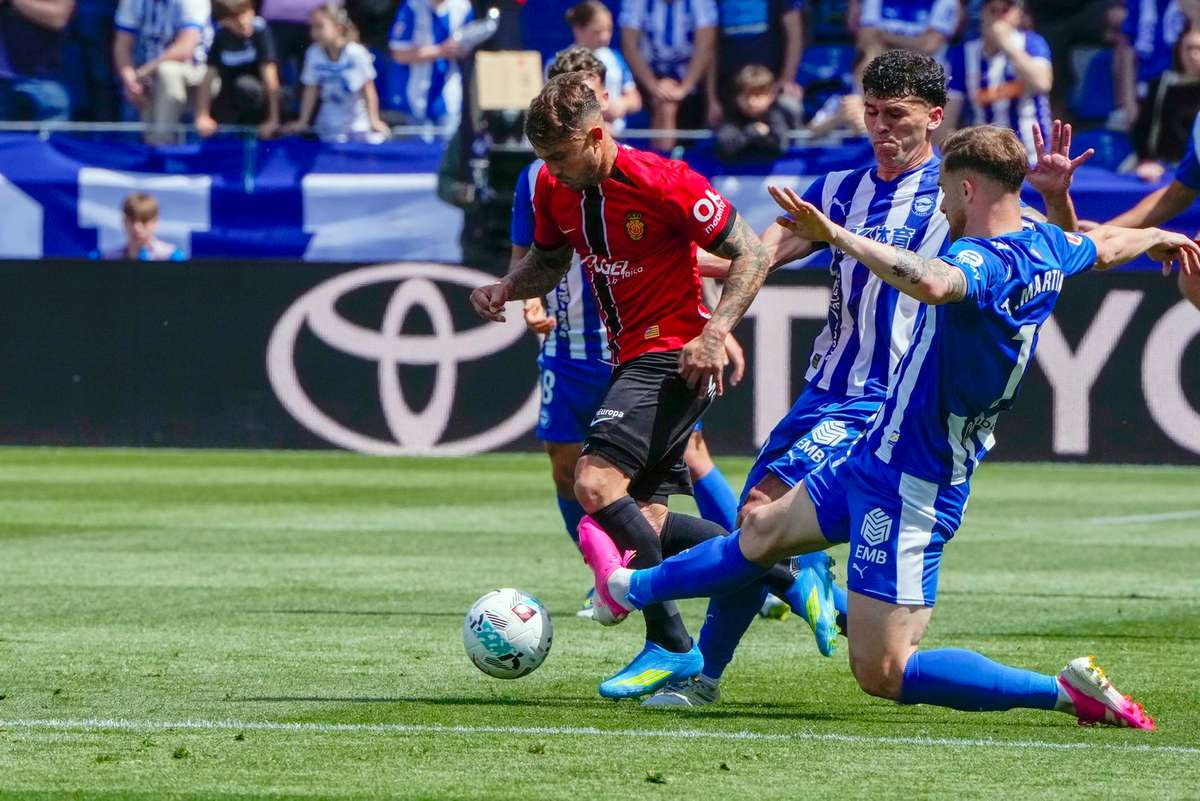 El Alavés remonta y eleva la tensión en la batalla por evitar el descenso (2-1)