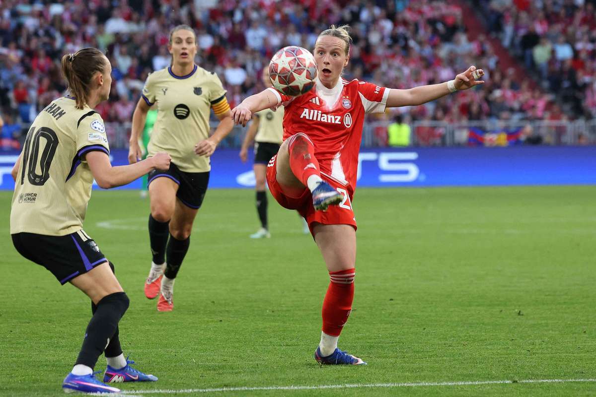 Bayern knokt terug voor gelijkspel tegen Barcelona ondanks rode kaart wegens haar trekken in UWCL halve finale