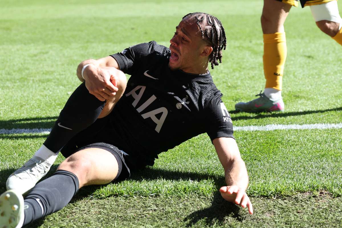 Preocupação adicional para Koeman Xavi Simons do Tottenham deixou o campo de maca com suspeita de lesão no joelho