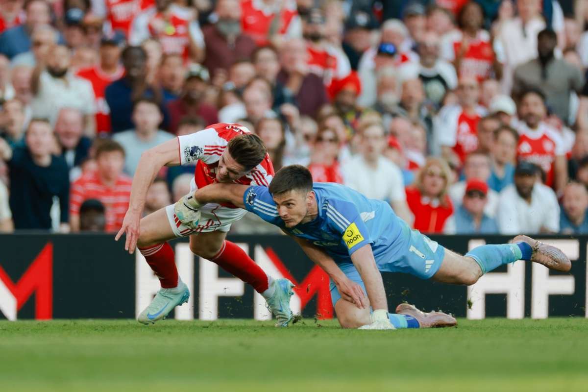 Arteta questiona arbitragem em cartões vermelhos apos Arsenal retomar comando da liga