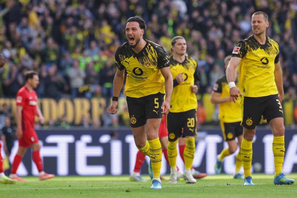 Borussia Dortmund scoort vier keer tegen Freiburg en verzekert zich stijlvol van Champions League
