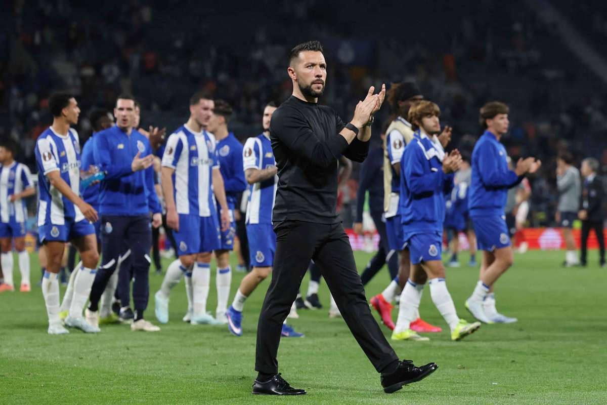 Farioli descarta especulações: “Sou o técnico do FC Porto e contente por aqui estar”