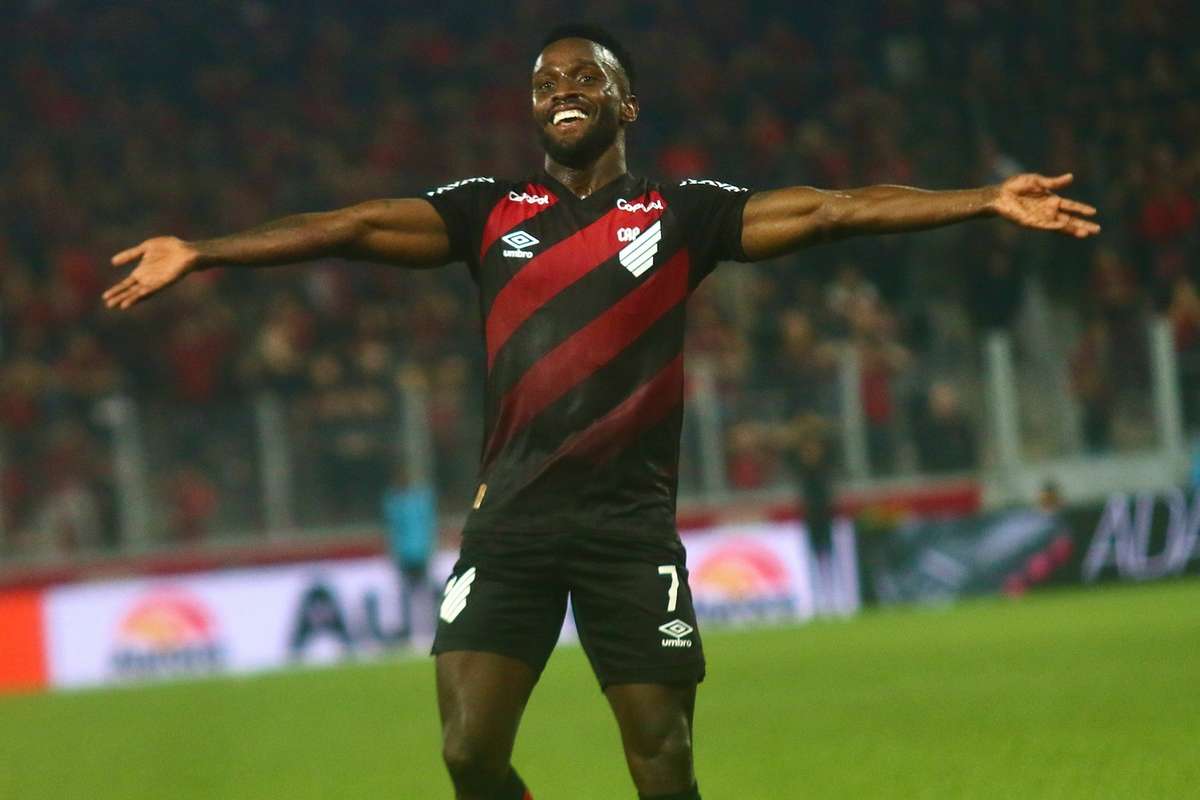 Com dois golos de Viveros, Athletico PR vira o jogo frente ao Vitória e acede ao G5