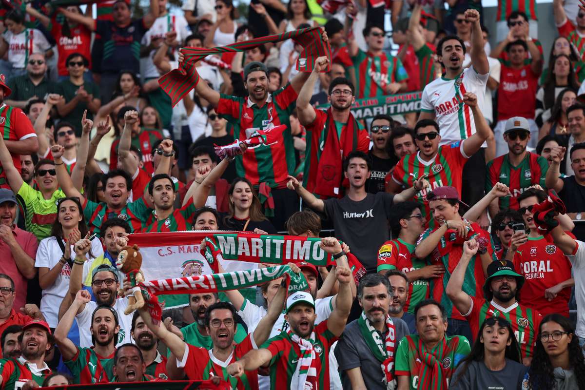 Centenas de fãs do Marítimo celebram o retorno à Liga após três anos