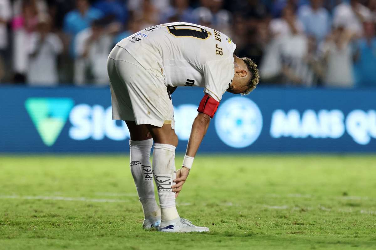 Neymar acompaña al Santos en el viaje para enfrentar a San Lorenzo aunque no ha entrenado
