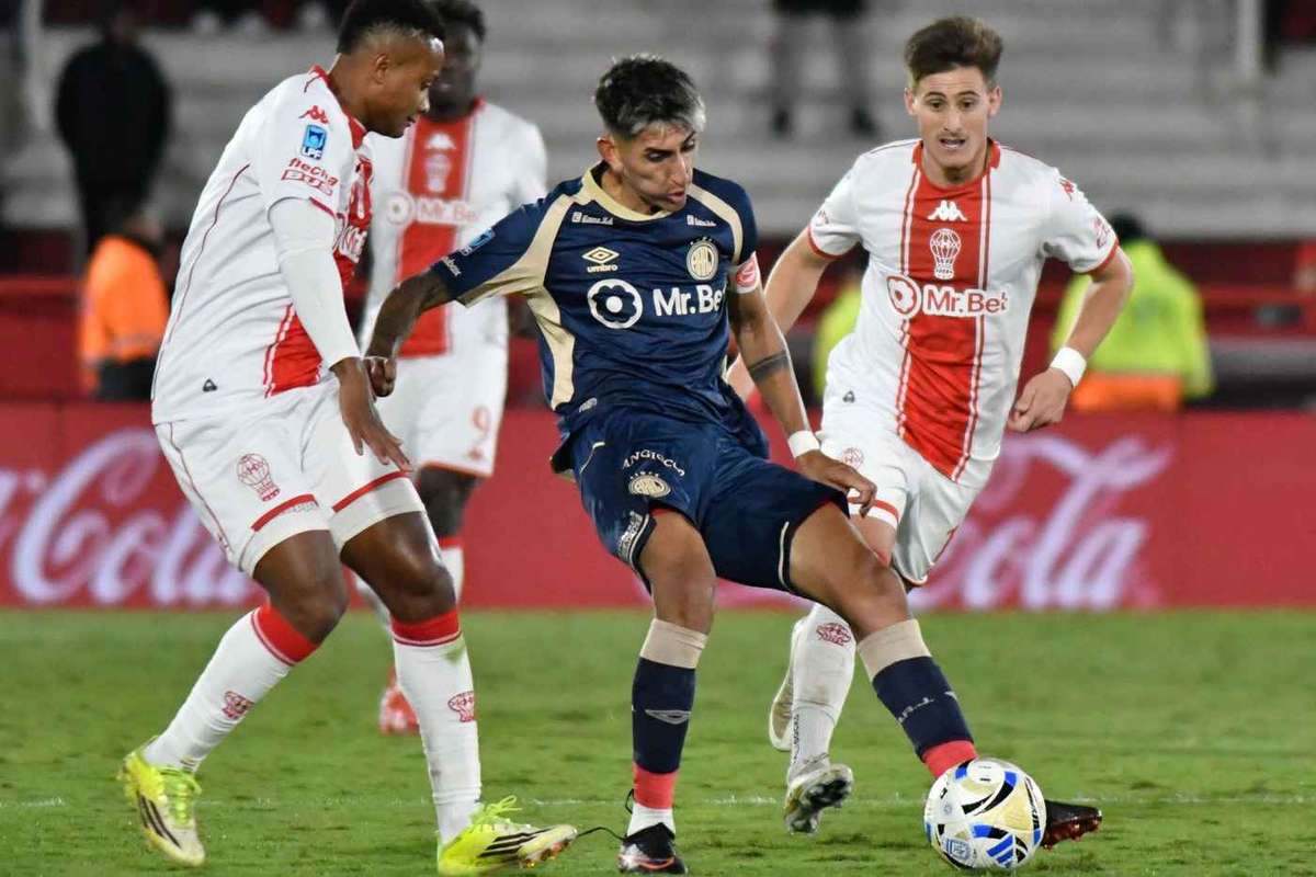 Argentinos Juniors vence y pone en jaque a Huracán en la jornada previa al final del Apertura (1-2)