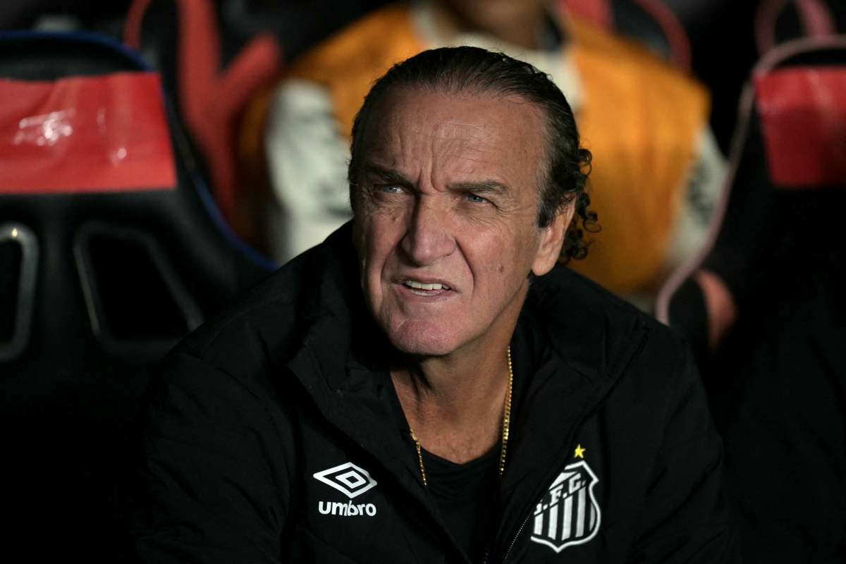 Relva sintética: Cuca reconhece que Neymar e Gabigol talvez não defrontem o Palmeiras