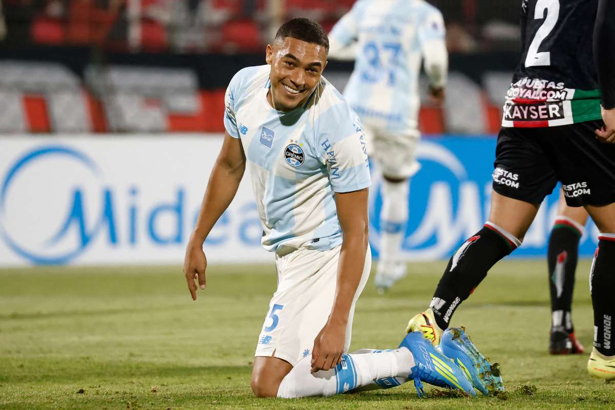 Carlos Vinícius falha três penáltis consecutivos no jogo Palestino contra Grêmio