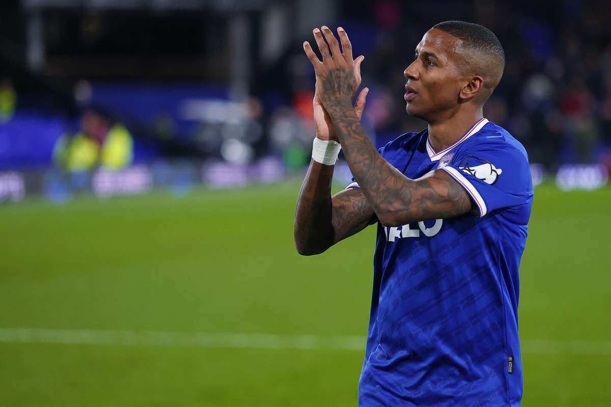 Oficial: Ashley Young (ex-Manchester United) encerra a carreira