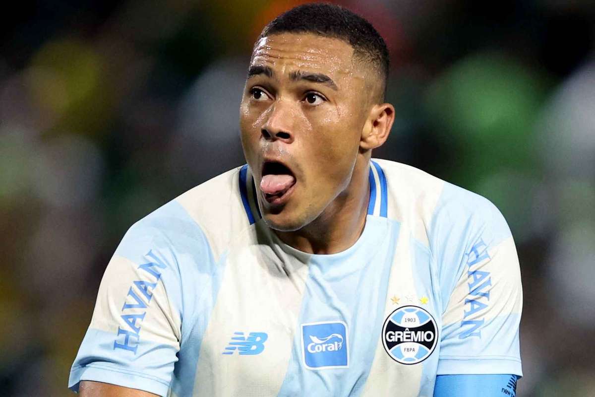 "No futebol passa de tudo", afirma Carlos Vinícius depois de falhar 3 penáltis no mesmo jogo