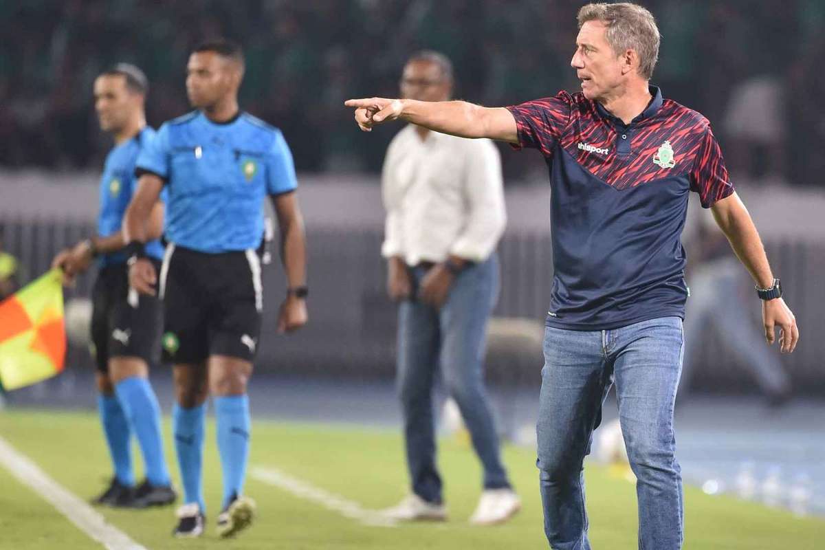 Marrocos: FAR Rabat sob comando de Alexandre Santos derrota Raja Casablanca por 2-1 e encosta à frente