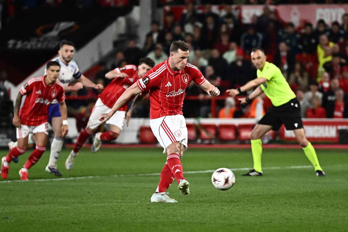 Nottingham Forest mène au score avec un penalty réussi par Wood contre Aston Villa