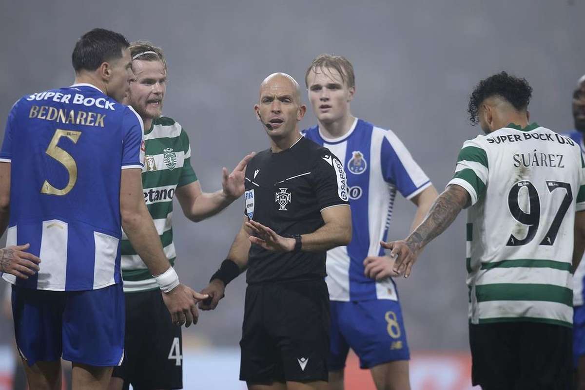 FC Porto penalizado com 10200 euros pela retirada de bolas no embate com o Sporting