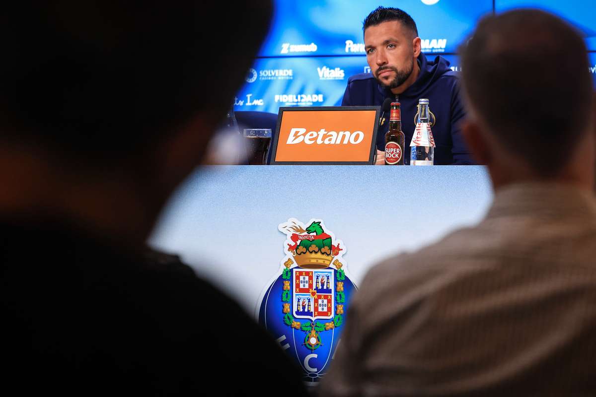 Farioli reage a declarações de Borges e Mourinho e modera o entusiasmo: "A prioridade não é festejar"