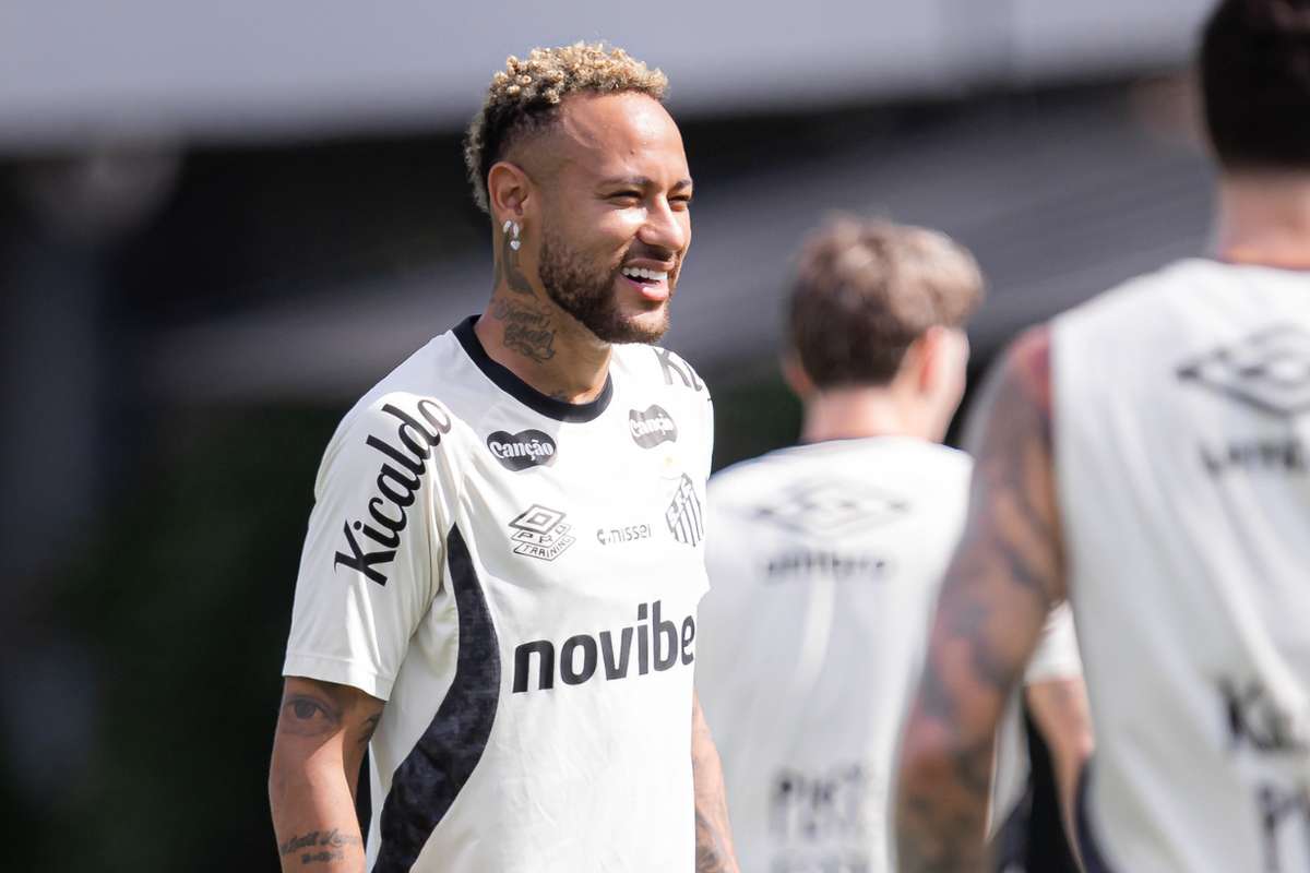 Relvado artificial afasta Neymar do dérbi contra o Palmeiras