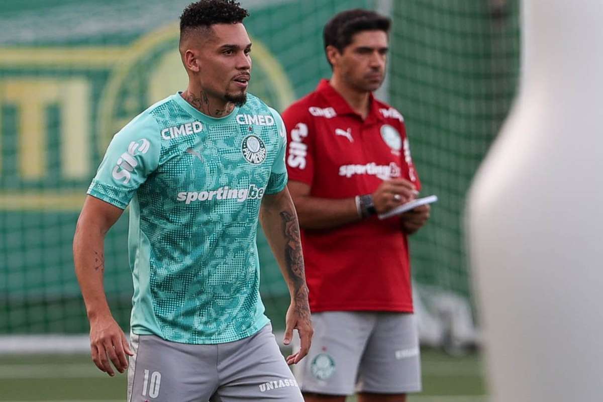 Paulinho volta ao Palmeiras para ajudar Abel: regresso apos dez meses sem jogar e duelo com o Santos aguardado