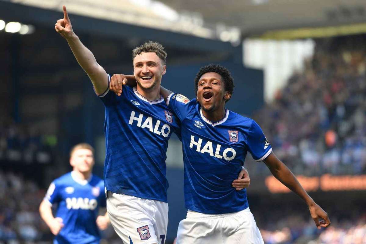 Championship Ipswich volta à Premier League com triunfo ante o QPR por 3 a 0